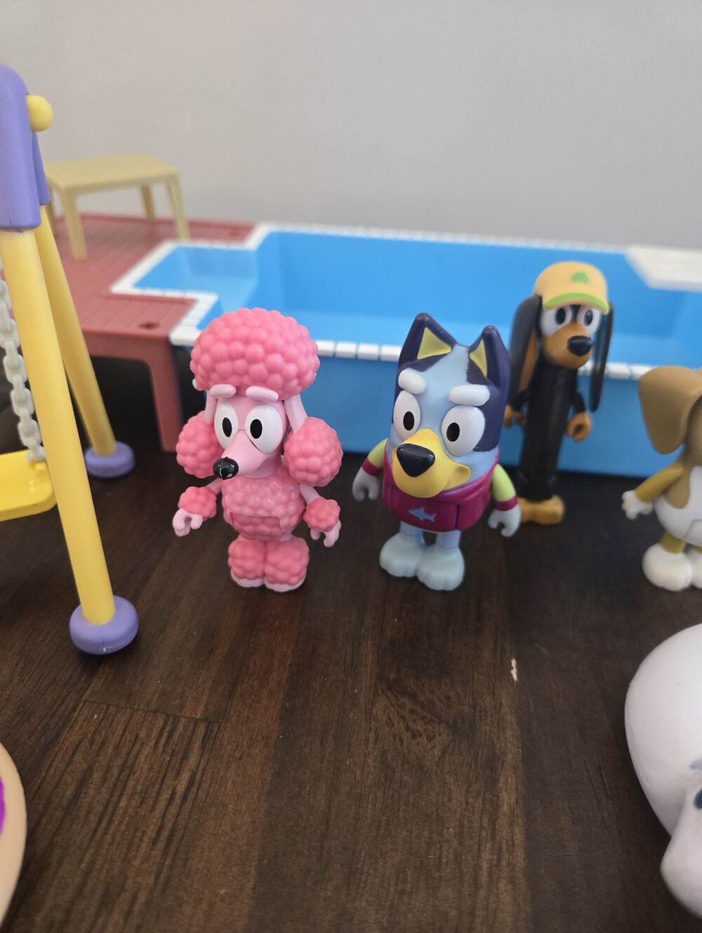 Bluey & Friends Pool Play Set - Picture 4 of 14